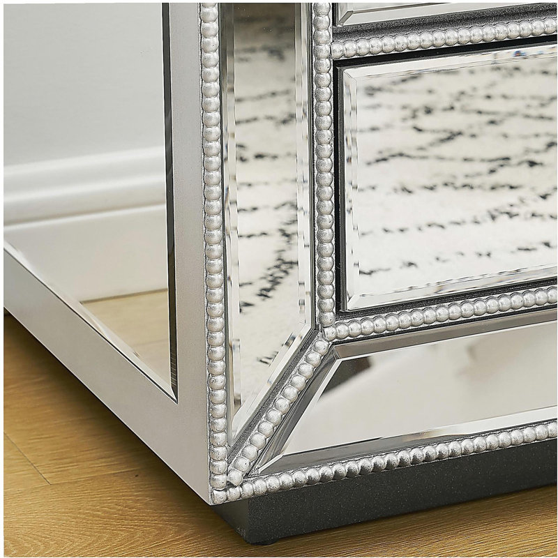 Armoire à trois tiroirs avec finition miroir en perles