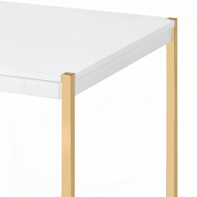 Table basse à finition dorée