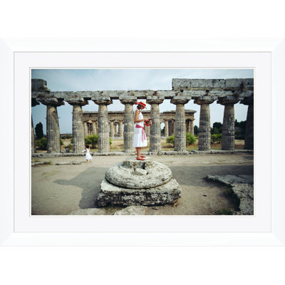Getty Images, "Laura Hawk In Paestum", Slim Aarons, August, 2010, encadré sur papier par Slim Aarons, reproduction
