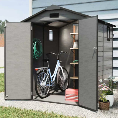 Remise de rangement extérieure grise foncée de 6 pi x 6 pi - Structure en résine verrouillable pour les vélos, les tondeuses à gazon et les meubles de patio, durabilité renforcée en métal, éclairage naturel de toit en crête, composants pré-marqués