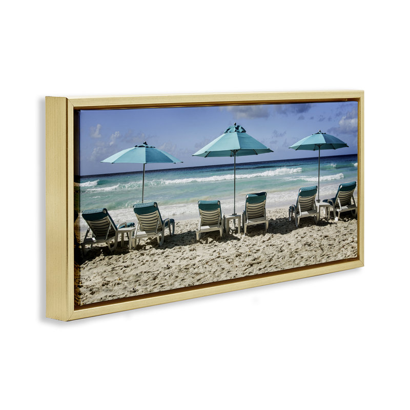 Cadre flottant avec chaises de plage alignées, design par Mary Lou Johnson, H 14 po x l 31 po, Cadre flottant métallique doré