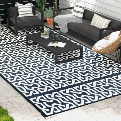 Imajean Geometric Indoor / Outdoor Rug
