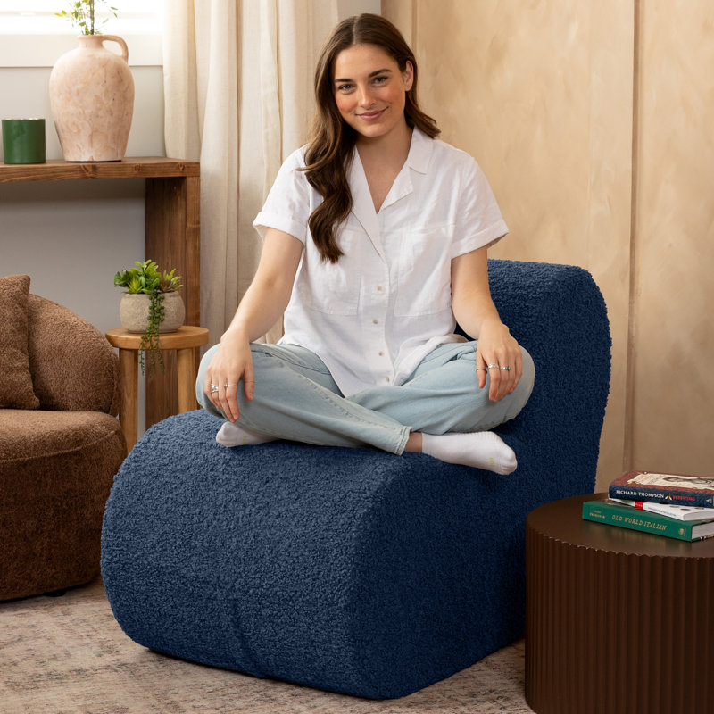 Fauteuil Toccoa Latitude Run® - Luxueux siège sculpté moderne avec housse en sherpa moelleux, Fausse fourrure indigo