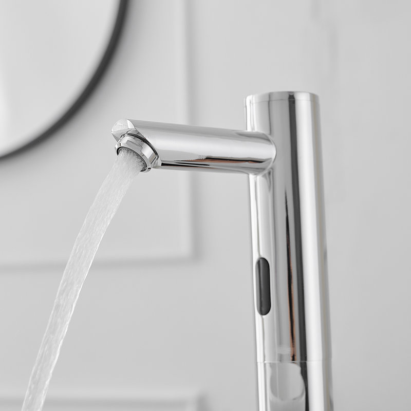 Robinet de lavabo de salle de bain monotrou sans contact à fixation automatique sur plateau avec valve de mélange de température en chrome poli