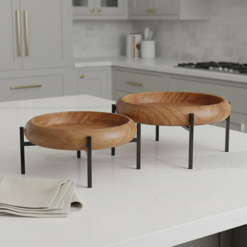 Ensemble de deux plateaux de service ronds faits à la main en bois massif brun avec supports