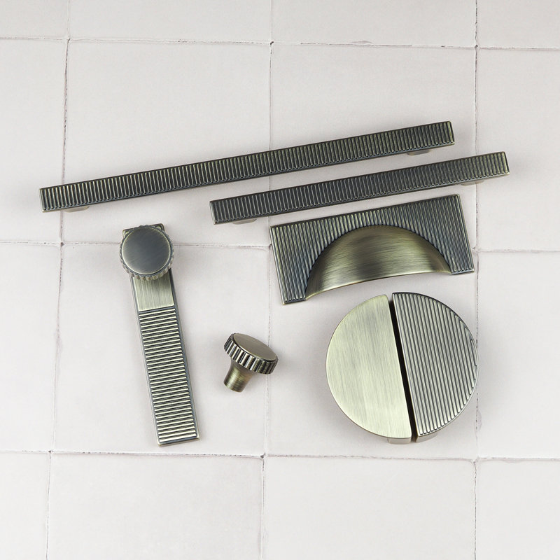 Antique Brass Ribbed Handle Collection & Coordinating Knobs, 30mm Knob