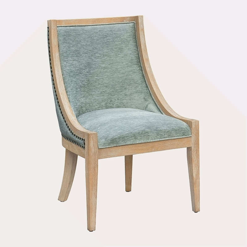 Chaise rembourrée avec garniture cloutée