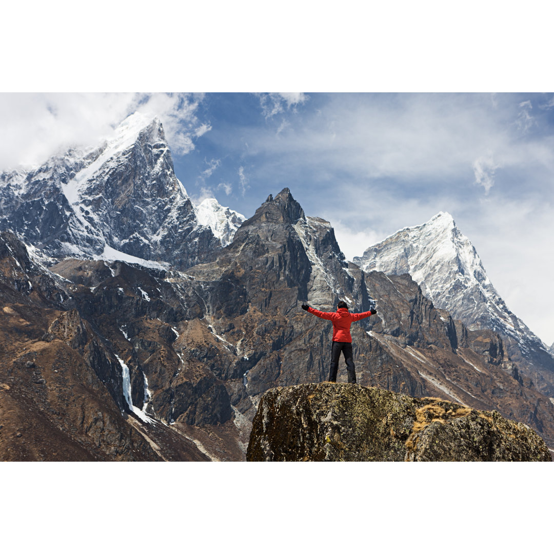 Frau schaut auf die Ama Dablam von Hadynyah - Kunstdrucke ohne Rahmen auf Leinwand