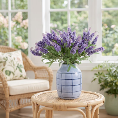 Arrangement de lavande dans un vase en céramique