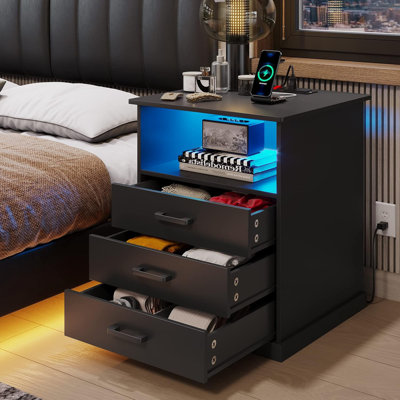 Table de chevet avec station de charge et lumières DEL, grande table de chevet avec 3 tiroirs de rangement, table de chevet noire pour chambre à coucher, plateau de table plus large de l 19 po x l 15 po