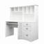 Bureau d'ordinateur avec huche-570749108