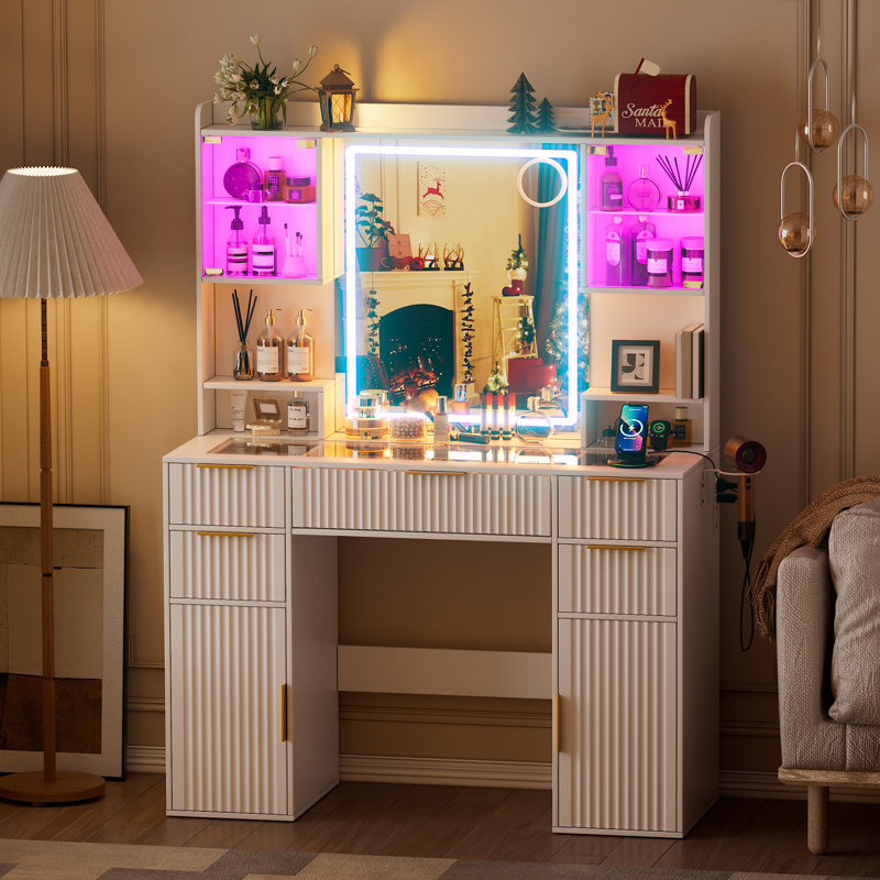 Bureau de meuble-lavabo avec miroir et lumières