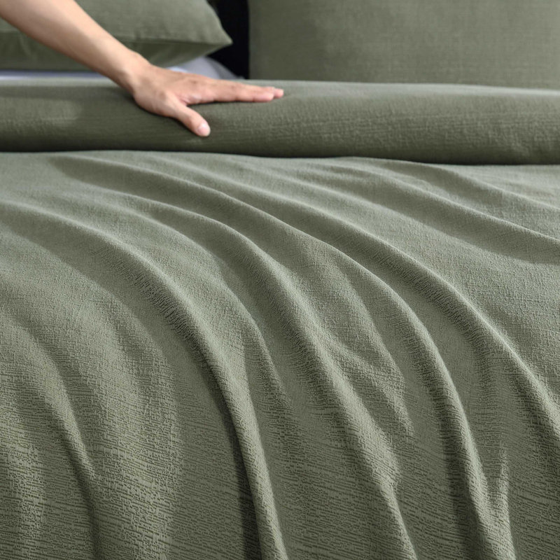 Vera Wang Carved Lines Reversible Comforter Set, Queen Comforter + 2 Standard Shams