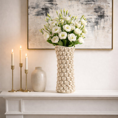 Vase décoratif en céramique avec motif floral texturé pour décoration intérieure