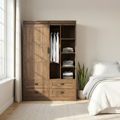 Armoire penderie haute avec portes de grange coulissantes, tringle, tiroirs et tablettes ouvertes pour un rangement complet des vêtements et une organisation