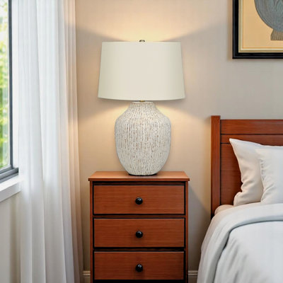 Lampe de table Baird en céramique et ivoire / crème, H 25,86 po x l 16,84 po x P 16,84 po