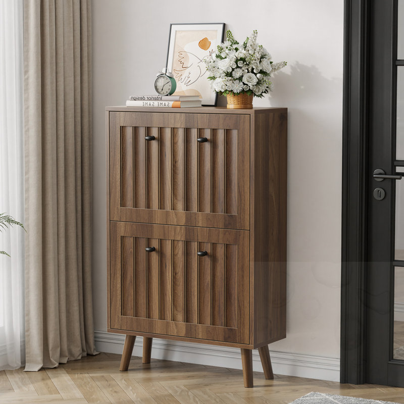 Armoire à chaussures verticale avec finition rainurée verticale