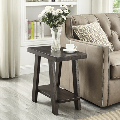 Table d'appoint en bois avec tablette supplémentaire - Design contemporain, plateau rectangulaire, pieds évasés, espace de rangement, bois, 59,7 cm (l) x 35,6 cm (p) x 55,9 cm (h). Finition de l'étagère : option plateau et pieds. Fabriquée en bois.