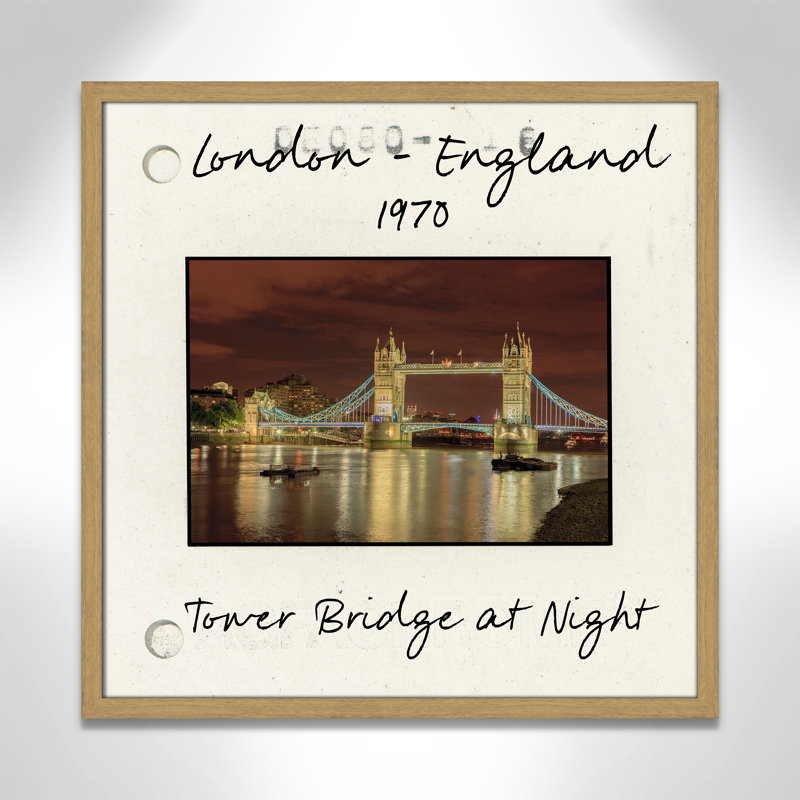 Londres, Angleterre - Tower Bridge at Night par Danita Delmont, Papier avec cadre naturel naturel