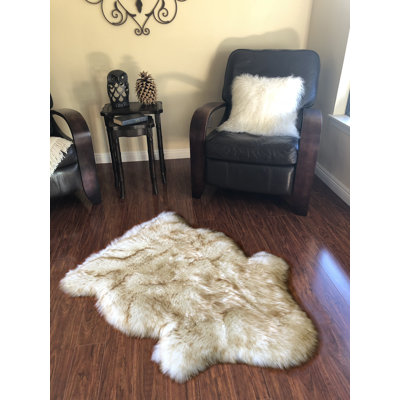 Tapis beige en peau de mouton à poil long fabriqué à la main Wick St Lawrence