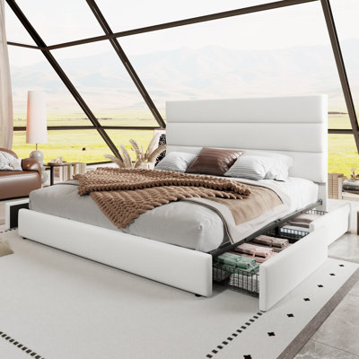 Lit plateforme avec rangement en lattes de bois et tête de lit tapissier en velours