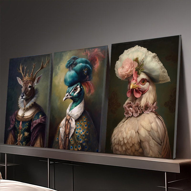 Ensemble de 3 affiches encadrées, portraits d'animaux vintage sur toile, représentant un cerf majestueux, un paon et une poule en tenue baroque. Décor élégant pour le salon et la chambre à coucher, style peinture à l'huile classique. Cadeau unique pour les amateurs d'art.