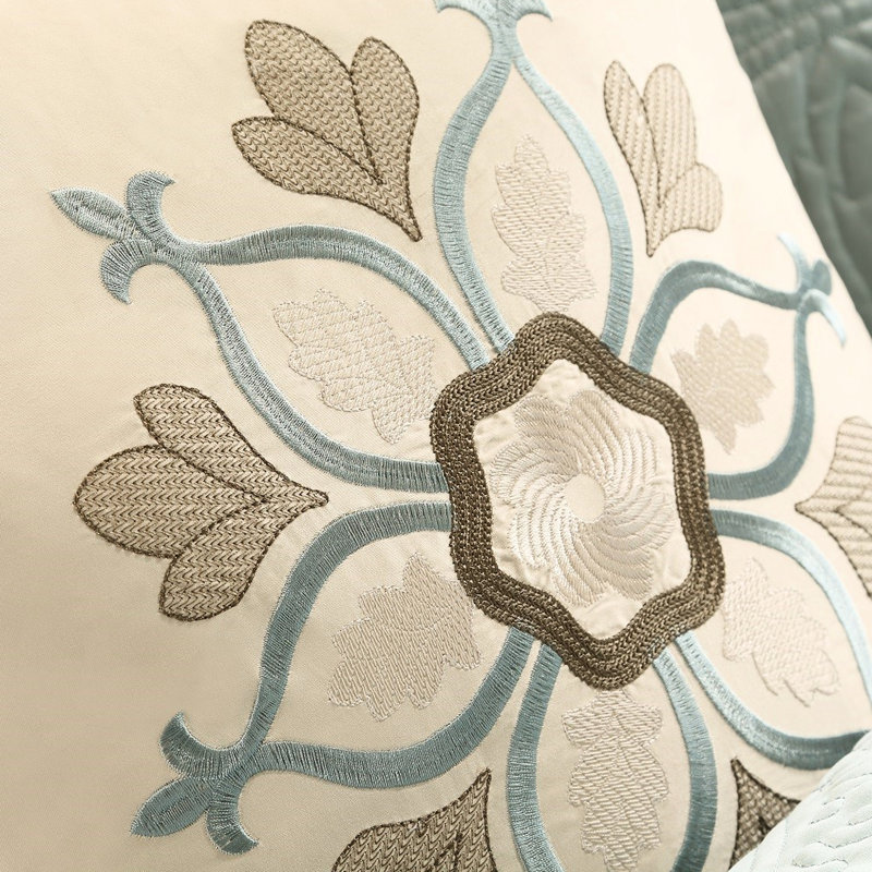 Édredon 9 pièces en charmeuse bleue pour grand lit, avec coussins décoratifs et jupe bleu grand, en brodé
