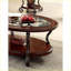 Table basse traditionnelle en cerisier brun avec tablette ouverte Pieds ornés en métal pour le salon