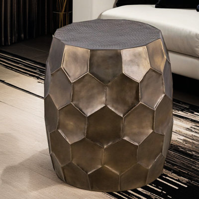 Table de bout en aluminium de 21 pouces avec base en diamant doré, style hexagonal fabriqué à la main, finitions antiques, facile à nettoyer dans un salon, entretien