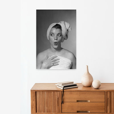 1950s, femme faisant une grimace, portant une serviette sur la tête, regardant de côté, art mural rétro classique rétro