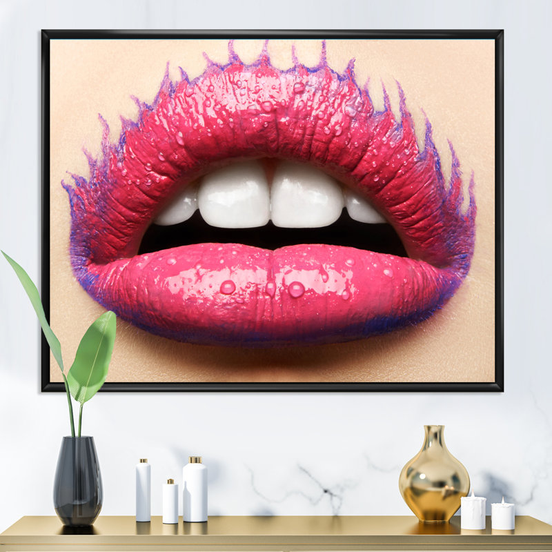 Belles lèvres féminines avec rouge à lèvres rose - photographie sur toile, H 30 po x l 40 po x p 1 po, Toile encadrée noire