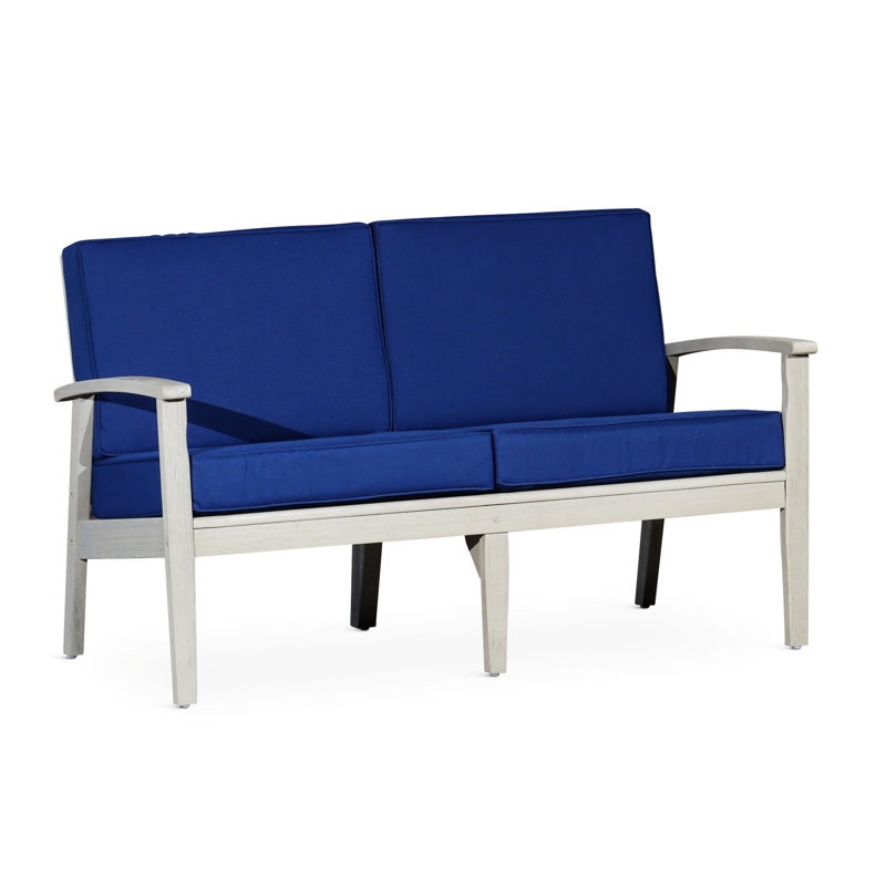 Élégant eucalyptus en bois flotté gris avec coussins de siège bleu marine confortables pour les coussins de patio, espace de style