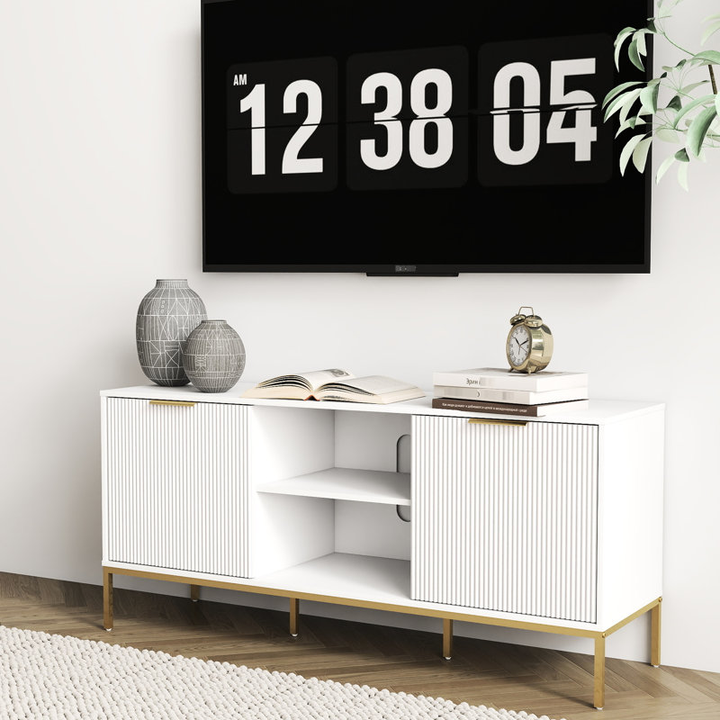 Meuble télé de 60 à 69 pouces avec portes en forme de vague, tablette ouverte, tablette intérieure réglable, armoire à pieds blanche et dorée.