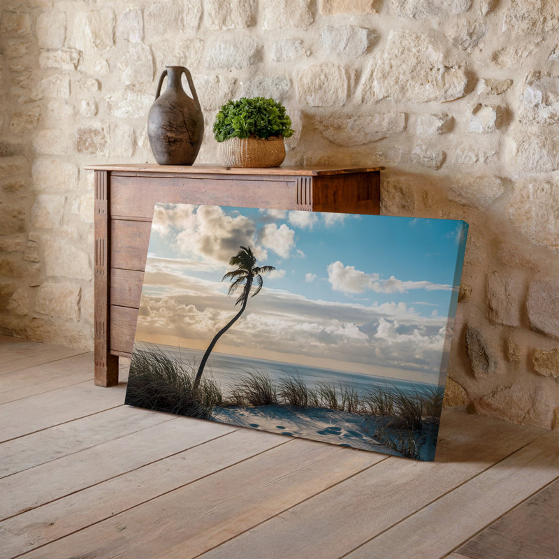 Toile, "Un palmier solitaire se dresse gracieusement sur une dune de sable", H 9 po x l 12 po