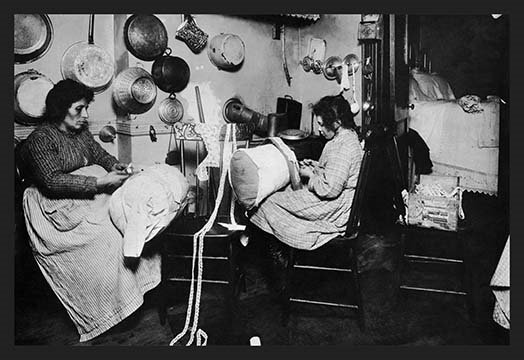 «Two Women Work with Lace», reproduction de photo