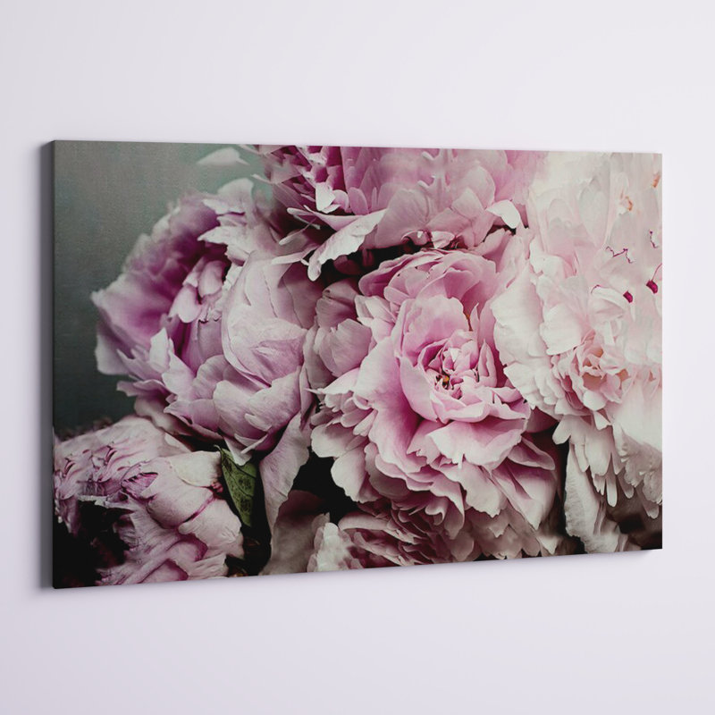 Pe pivoines Galore II par Elizabeth Urquhart - photographie sur toile, H 12 po x l 18 po x p 1,5 po, Toile tendue