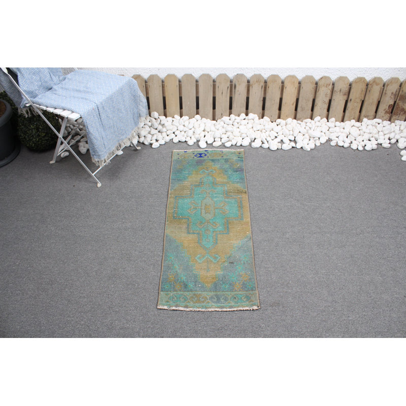 Petit tapis turc rétro de couleur Anatolian rétro dans les tons verts, parfait pour suspendre au mur - Article 2330