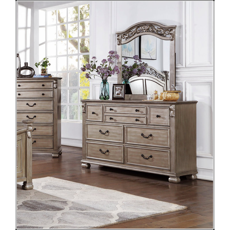 Ensemble de commode et miroir en bois argent antique avec un design élégant et un grand rangement, parfait pour les chambres traditionnelles