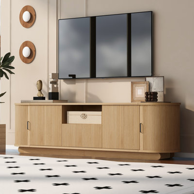 Meuble télé spacieux avec tablette ouverte, tiroir, armoires, rangement coulissant caché et coins arrondis
