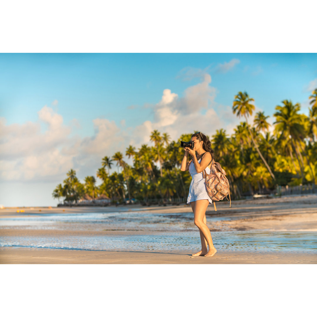 Tourist On Carneiros Beach In TamandarÃ©, Pernambuco, Brazil von Pollyana Ventura - Kunstdrucke ohne Rahmen auf Leinwand