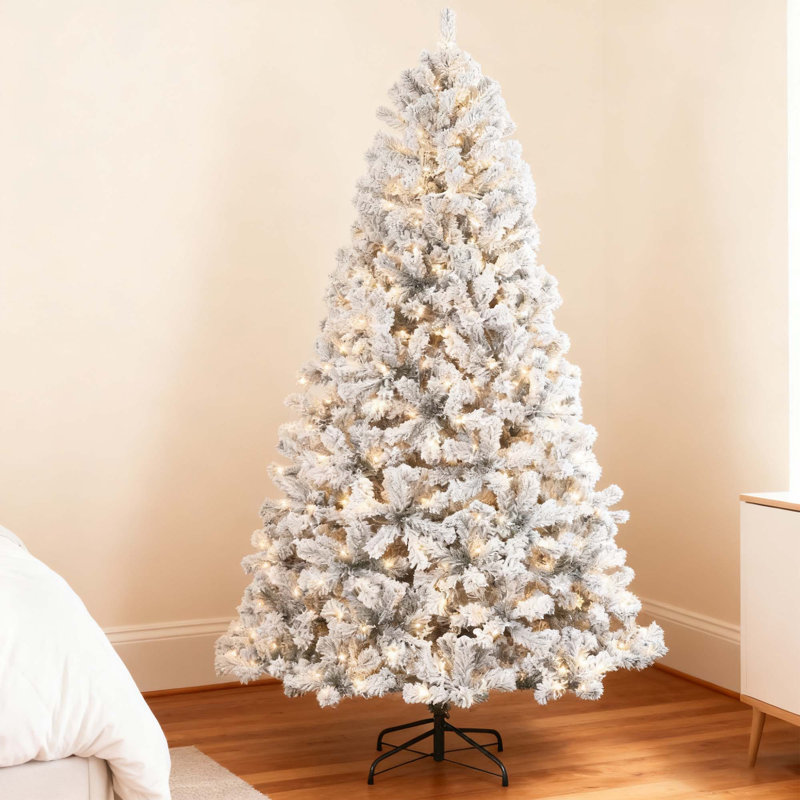 Arbre de Noël enneigé avec lumières DEL et support en métal pré-éclairé, H 4,5 pi