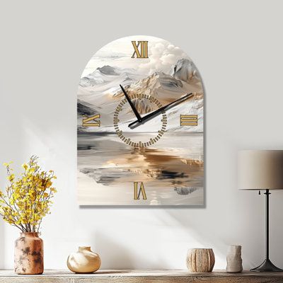 Reflets de la Montagne Dorée I - Horloge murale décorative Japandi en forme d'arche, imprimée sur métal