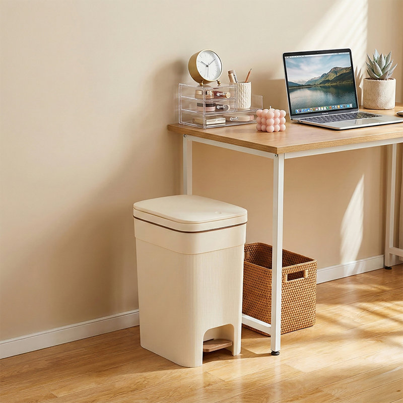 Plastic Step On Waste Bin, 20