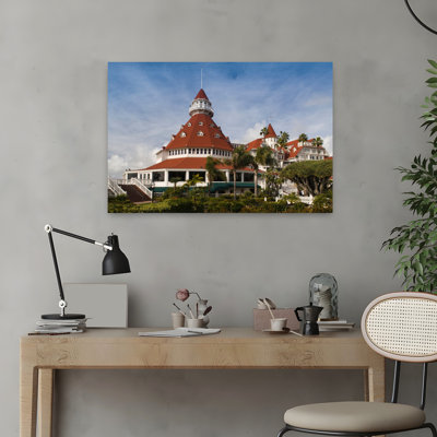 Arbres dans un hôtel Hotel Del Coronado Coronado, San Diego County, Californie, États-Unis, architecture contemporaine abstraite, art urbain