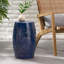 Table de bout marine 12 po, accent transitionnel, motif en dentelle, idéal pour exposer une table de collection bleu foncé avec une forme unique, la météo, les espaces extérieurs, la structure