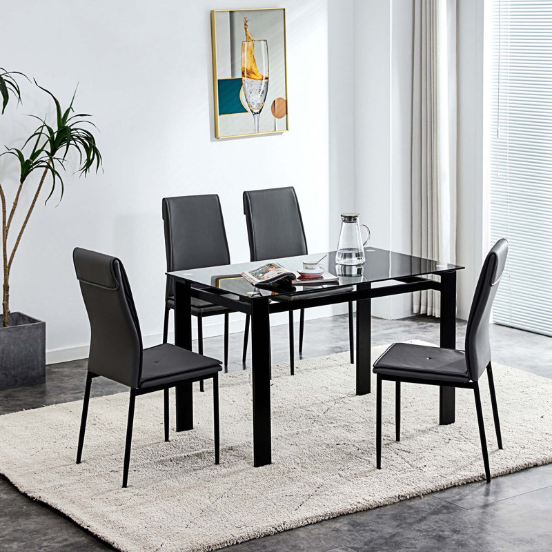 Ensemble repas pour quatre personnes