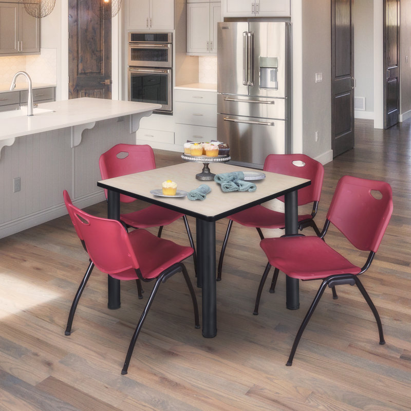 Plateau de table Kee Square, 4 chaises empilables, Bourgogne, Chrome, 36" W x 36" D
