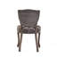 Ensemble de deux chaises capitonnées d'inspiration européenne avec pieds sculptés à la main et revêtement capitonné pour des solutions d'assise polyvalentes.