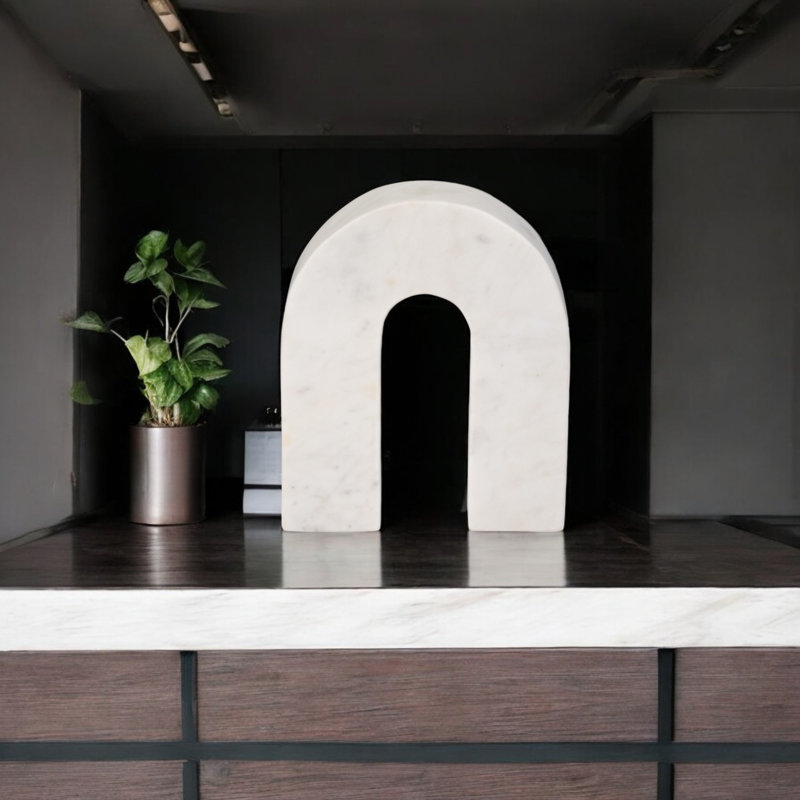 Objet décoratif de table en fer à cheval moderne en marbre neutre moderne, H 7 po x l 6 po x P 2 po