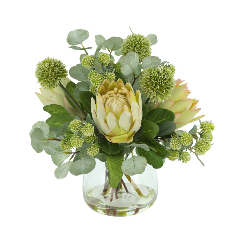 Arrangement floral en fausse protée, allium et eucalyptus dans un vase